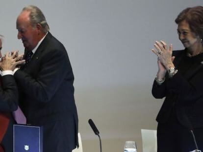 Francisco Luz&oacute;n, en el momento de ser condecorado por el rey Juan Carlos ante la mirada de la reina Sof&iacute;a.