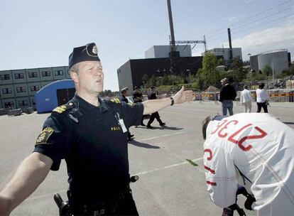 Un policía sueco impide el paso a la entrada de la central