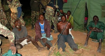 Prisioneros de Renamo junto a soldados del Ej&eacute;rcito, el 17 de octubre. 