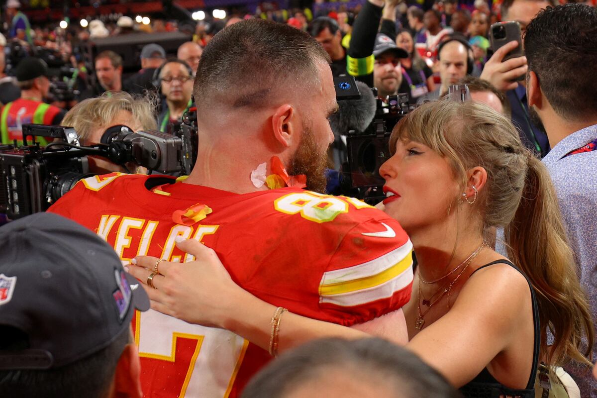 Taylor Swift gives $100,000 to the family of the woman killed in the Chiefs  parade shooting | People | EL PAÍS English