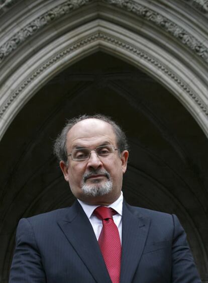 Salman Rushdie a su llegada al Alto Tribunal de Londres.