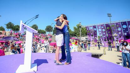 La ministra de Igualdad, Irene Montero (izquierda) y la ministra de Derechos Sociales y nueva secretaria general de Unidas Podemos, Ione Belara (derecha), se abrazan en la IV Asamblea Ciudadana Estatal de Podemos.