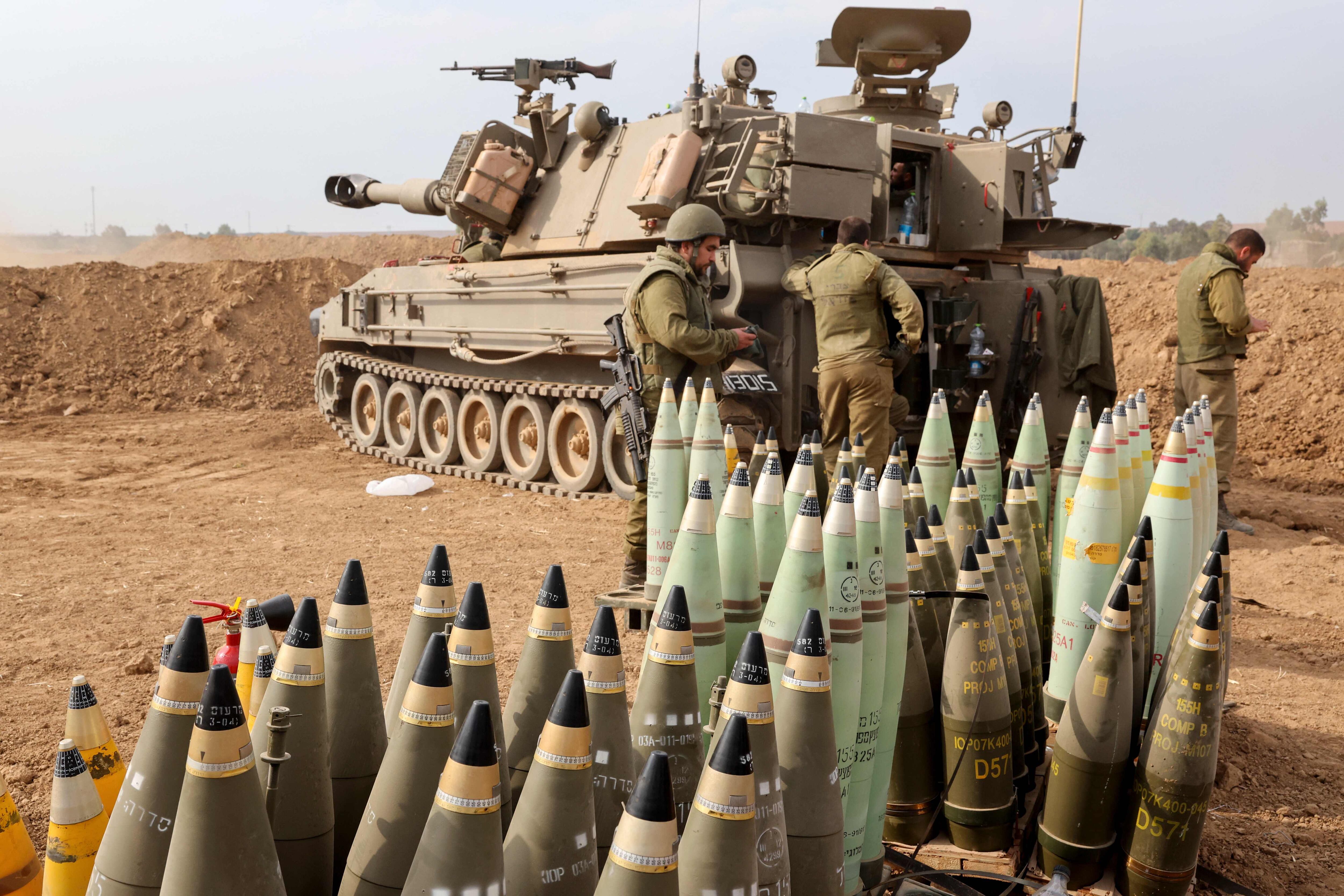 Proyectiles de artillería alineados junto a un vehículo blindado mientras soldados israelíes toman posiciones cerca de la frontera con Gaza, en el sur de Israel, este lunes.