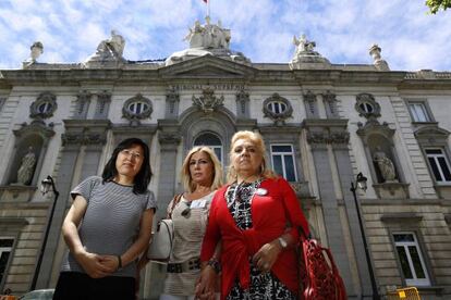 Zhao Fenghua, Sabela Couso y su madre, Maribel, frente al Supremo. 