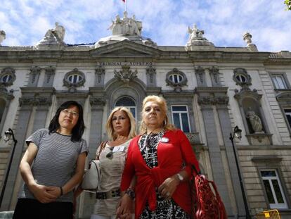 Zhao Fenghua, Sabela Couso y su madre, Maribel, frente al Supremo. 