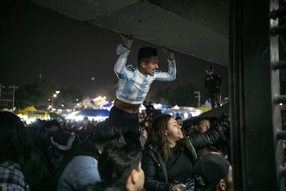 La gente se acumulaba en las entradas del Estadio.