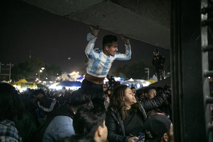 Los pretendidos festejos afuera del Azteca sucedieron de una manera contradictoria. Los gritos de “¡portazo, portazo!” y los chiflidos contra los policías eran acallados por quienes intentaban dilucidar qué canción estaba cantando ahora Bad Bunny.