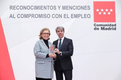 Lourdes Ramos, directora de Recursos Humanos de Garrigues, junto a Ángel Garrido, presidente de la Comunidad de Madrid.