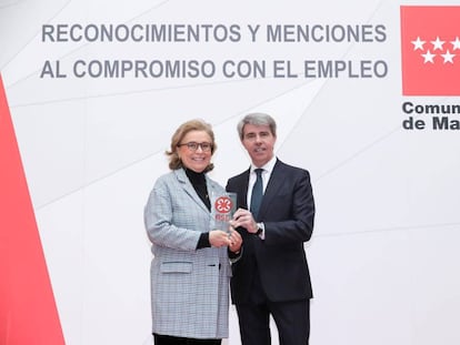 Lourdes Ramos, directora de Recursos Humanos de Garrigues, junto a Ángel Garrido, presidente de la Comunidad de Madrid.