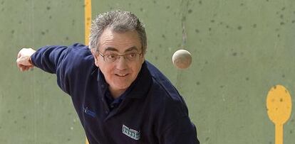 Miguel Sanz juega a la pelota en Corrella.