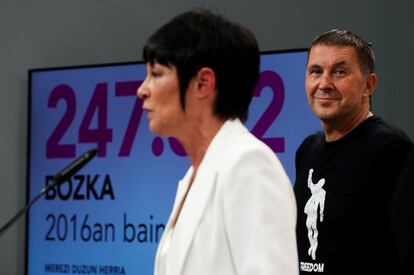 La coalición que se ha presentado en estas elecciones autonómicas como alternativa de izquierdas al gobierno del PNV, ha celebrado este domingo su noche electoral en su sede de San Sebastián, donde su coordinador general, Arnaldo Otegi, y su candidata a lehendakari, Maddalen Iriarte han analizado los resultados de los comicios.