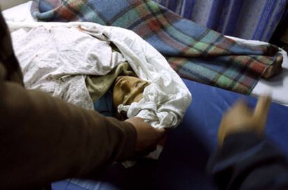Uno de los niños palestinos asesinados por el bombardeo de un tanque israelí, en la cama del hospital donde fue trasladado.