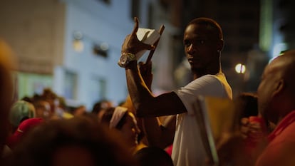 Un joven toca el cencerro en un concierto callejero de salsa en Cali (Colombia), en una escena del documental 'La salsa vive', de Juan Carvajal.