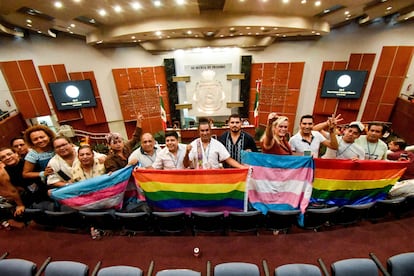 Activistas LGBT+ en el Congreso de Chilpancingo, Guererro, en octubre de 2022.