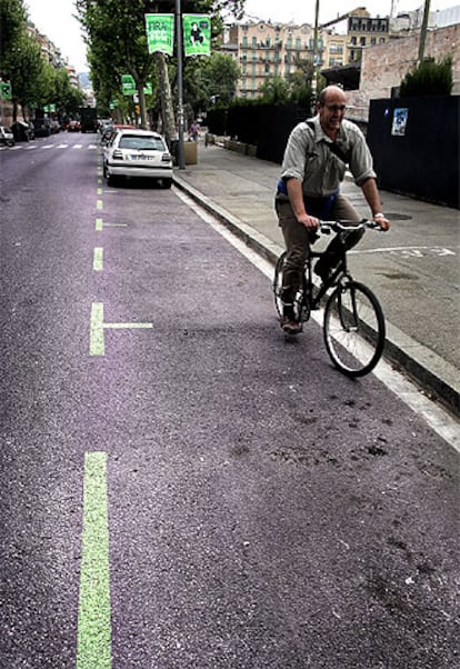 Aspecto de la calle de Vilamarí, con numerosas plazas de aparcamiento vacías, a media mañana de ayer.