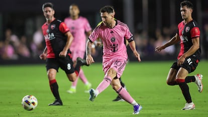 Messi pasa el balón durante un partido amistoso contra el equipo argentino Newell's Old Boys, el 15 de febrero.