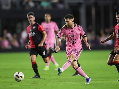 Messi passes the ball during the friendly match against argentinian side Newell's Old Boys, on February 15.