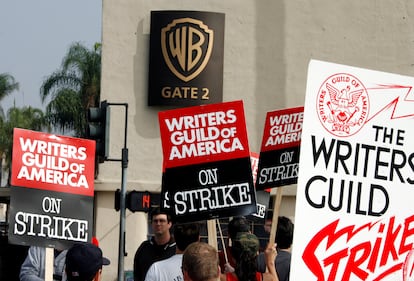 Carteles de protesta durante la actual huelga de guionistas de Hollywood.