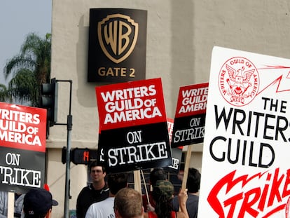 Carteles de protesta durante la actual huelga de guionistas de Hollywood.