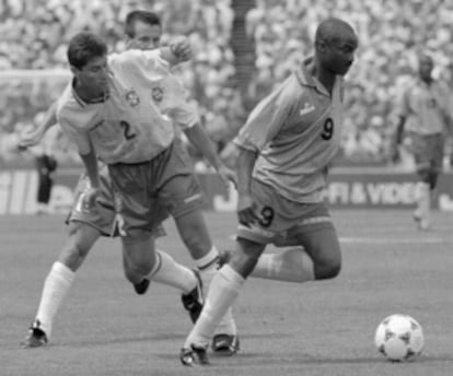 Milla se marcha del brasileño Jorginho durante un partido del Mundial 1994.