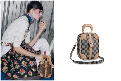 El bolso Valisette Verticale (2.100 €) está disponible en lona Monogram y Damier en blanco y negro.