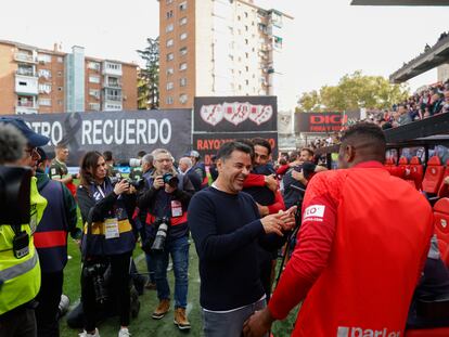 Míchel, saluda a Nteka antes del inicio del partido entre el Rayo Vallecano y el Girona (1-2).