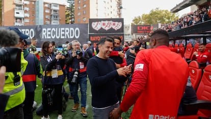 Míchel, saluda a Nteka antes del inicio del partido entre el Rayo Vallecano y el Girona (1-2).