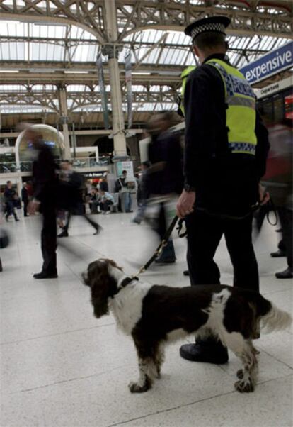 Las medidas de seguridad se han intensificado en las principales estaciones de Londres. Un perro policía acompañado de un agente vigilan la céntrica estación de Victoria.