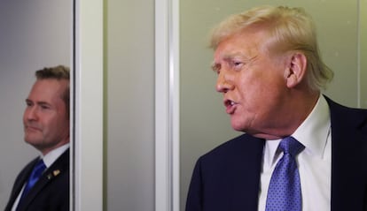 El presidente de Estados Unidos, Donald Trump, junto al consejero de Seguridad Nacional, Mike Waltz, en el Air Force One, este domingo. 