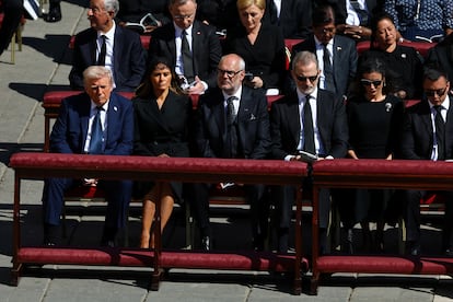 El presidente Donald Trump y la primera dama de EE UU, Melania Trump, se han sentado en primera fila, como los reyes Felipe VI y doña Letizia. La ubicación protocolaria —que ordena las delegaciones alfabéticamente en francés— ha situado a los Reyes prácticamente al lado de Trump y su mujer, solamente separados por el presidente de Estonia, Alar Karis.