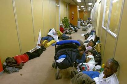 Varias familias de granjeros, ayer durante la ocupación de un edificio federal en Brasilia.