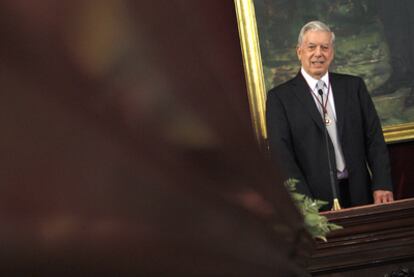 El escritor Mario Vargas Llosa durante el acto en que se le designó hijo adoptivo de Madrid.