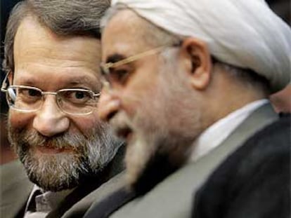 El negociador Lariyaní (izquierda), junto a  su antecesor, Hasan Rohani.