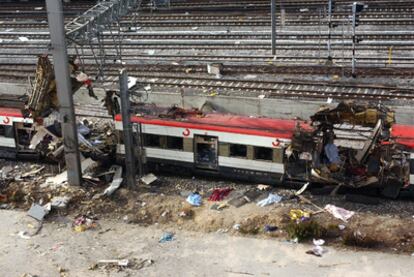 Destrozos en uno de los trenes atacados por terroristas islamistas en la estación de Atocha de Madrid el 11 de marzo de 2004.
