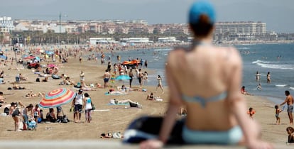 Turistas en la playa de La Malvarrosa (Valencia). 