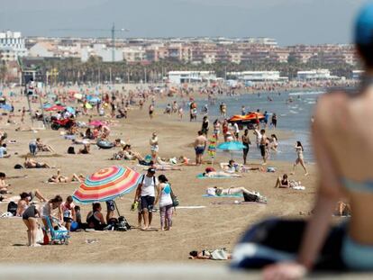 Turistas en la playa de La Malvarrosa (Valencia). 