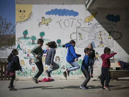 Niños jugando en el patio de una escuela de Manlleu, en una imagen de archivo.