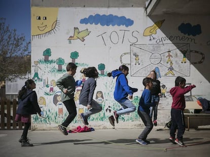 Niños jugando en el patio de la escuela primaria e infantil Pompeu Fabra de Manlleu, Barcelona. 
