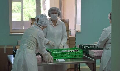 Empleados de un hospital empaquetan f&aacute;rmacos en un hospital de Moldavia.