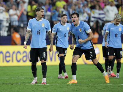 Las Vegas (United States), 07/07/2024.- (L-R) Mathias Olivera of Uruguay, Federico Valverde of Uruguay, Jose Gimenez of Uruguay and Giorgian De Arrascaeta of Uruguay celebrate a score score during the penalty shootout during the CONMEBOL Copa America 2024 Quarter-finals match between Uruguay and Brazil, in Las Vegas, Nevada, USA, 06 July 2024. (Brasil) EFE/EPA/ALLISON DINNER
