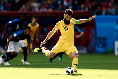 Mile Jedinak, marca de penalti el primer gol de Australia ante Francia.