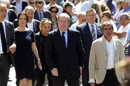 El presidente de Castilla y León, Juan Vicente Herrera (c), la presidenta de las Cortes, Silvia Clemente (2i), y la vicepresidenta del Ejecutivo castellanoleonés, Rosa Valdeón (3i), a su salida de la iglesia de San Bartolomé de la localidad segoviana de Sepúlveda, donde hoy ha tenido lugar el funeral por el torero Víctor Barrio que murió el pasado sábado en la plaza de toros de Teruel mientras participaba en el segundo festejo de las Fiestas del Ángel.