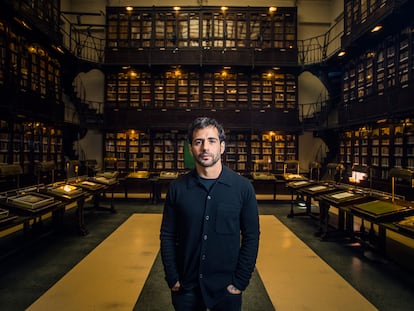 El artista brasileño Lucas Arruda, la semana pasada en la biblioteca del Ateneo de Madrid.