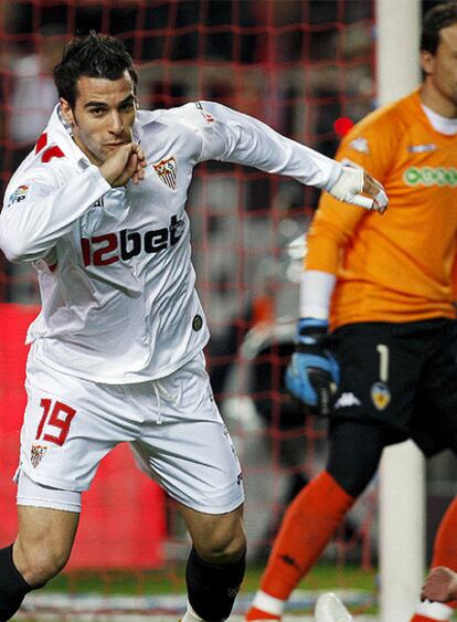 El delantero sevillista firma la victoria de su equipo ante el Valencia con dos goles