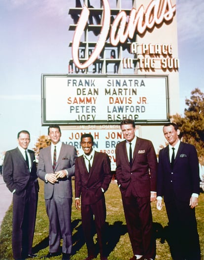 Los integrantes del Rat Pack: Frank Sinatra, Dean Martin, Sammy Davis Jr., Peter Lawford y Joey Bishop, en Las Vegas en 1962.