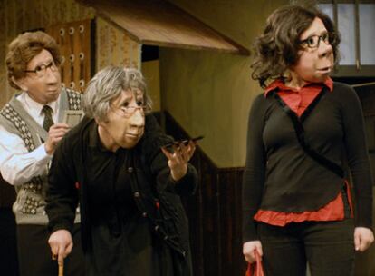 Escenas de <i>Hotel Paradiso</i> (izquierda), que se representa este fin de semana en Sueca (Valencia) y la próxima semana en el teatro de La Abadía, de Madrid, e <i>Infinita,</i> de la compañía Familie Flöz.
Fotos: Marianne Menkel