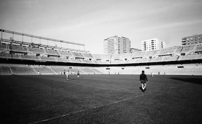 La primera piedra de lo que sería el Nuevo Estadio de Chamartín (posteriormente, Santiago Bernabéu), fue puesta por el presidente Santiago Bernabéu, el 27 de octubre de 1944. En la imagen, un entrenamiento del club tres días previos a la final de la Copa de Europa, el 24 de mayo de 1964.