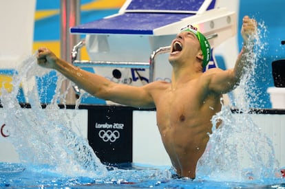 El sudáfricano Chad Le Clos celebra el oro en los 200 metros mariposa, por delante de Phelps.