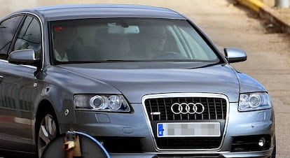 Catalan parliament speaker Carme Forcadell (c) is driven away from the Alcal&aacute; Meco prison in Madrid on Friday.