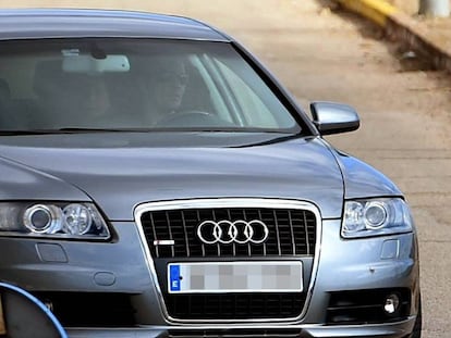 Catalan parliament speaker Carme Forcadell (c) is driven away from the Alcal&aacute; Meco prison in Madrid on Friday.